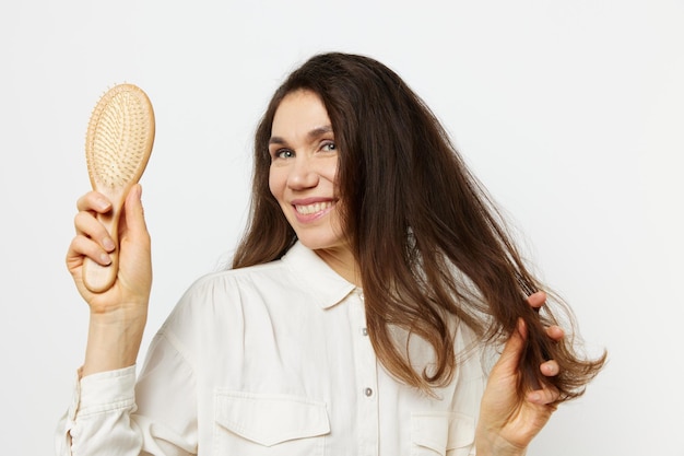 Foto retrato de uma jovem mulher segurando uma forma de coração contra um fundo branco