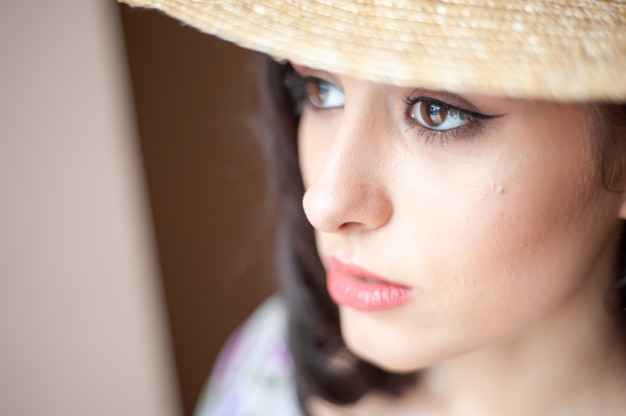 Foto retrato de uma jovem mulher sexy com roupas leves no verão