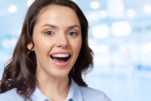 Retrato de uma jovem mulher sorridente feliz