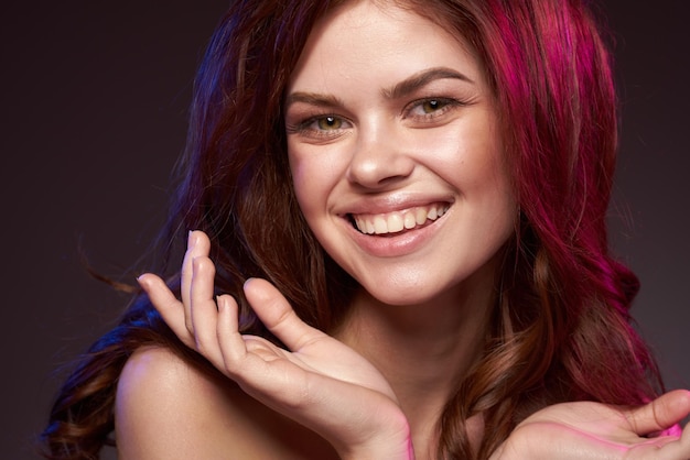 Foto retrato de uma jovem mulher usando óculos de sol em um fundo colorido