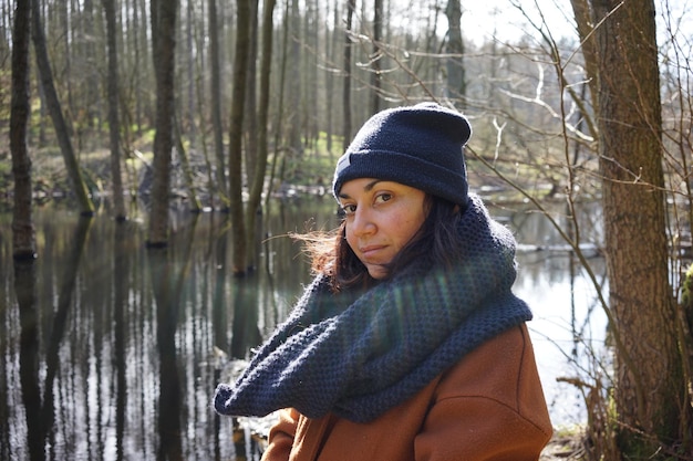 Retrato de uma jovem na floresta durante o inverno