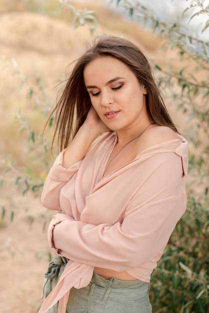 Retrato de uma jovem na natureza