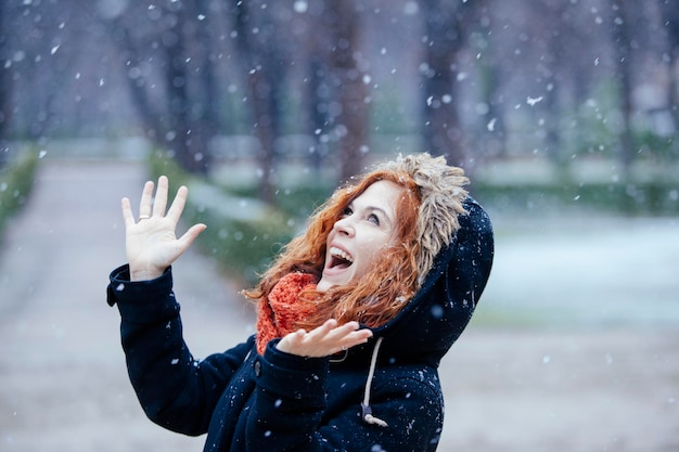 Foto retrato de uma jovem na neve