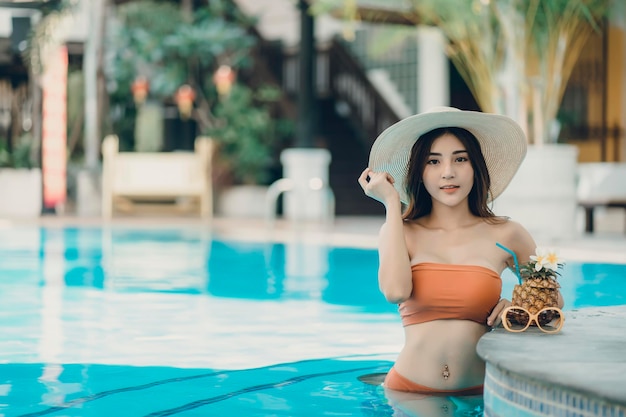Retrato de uma jovem na piscina