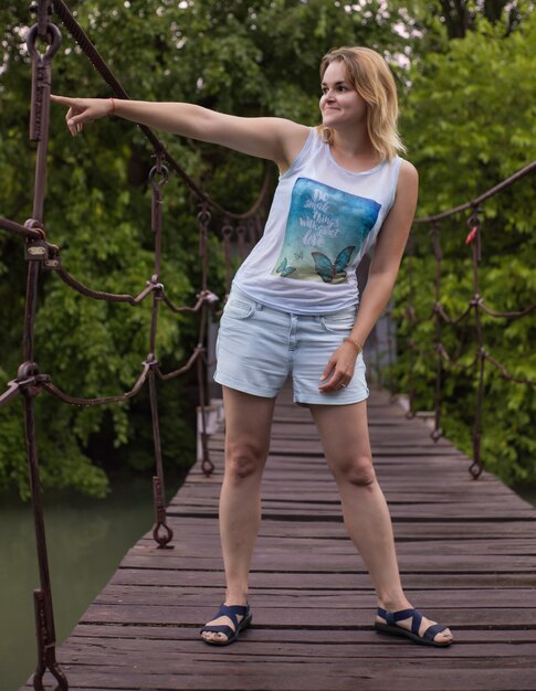 Foto retrato de uma jovem na ponte