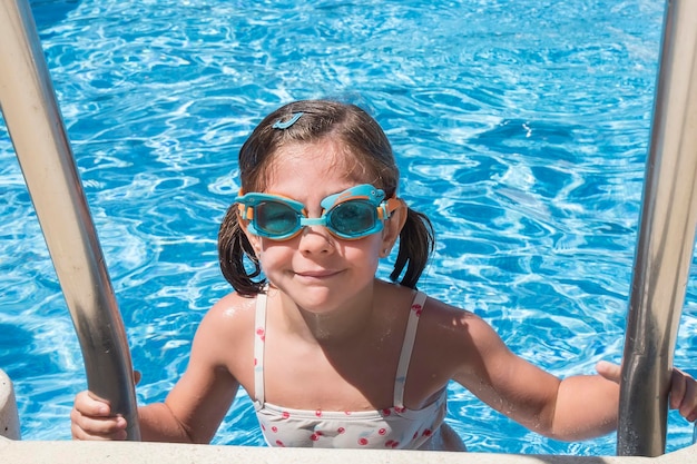 Retrato de uma jovem nadando na piscina