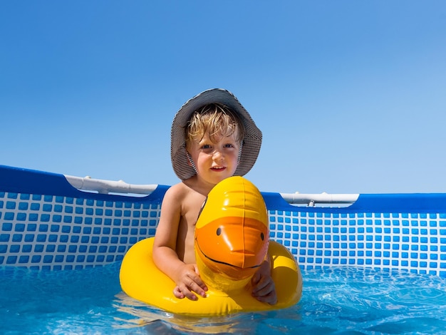 Retrato de uma jovem nadando na piscina