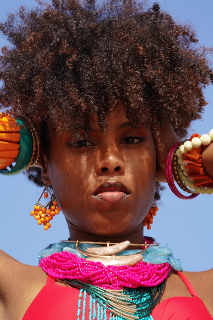 Foto retrato de uma jovem negra vestindo jóias coloridas