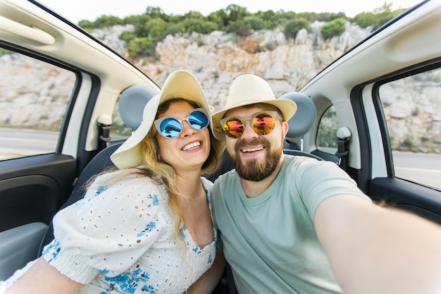 Foto retrato de uma jovem no carro