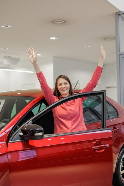 Foto retrato de uma jovem no carro