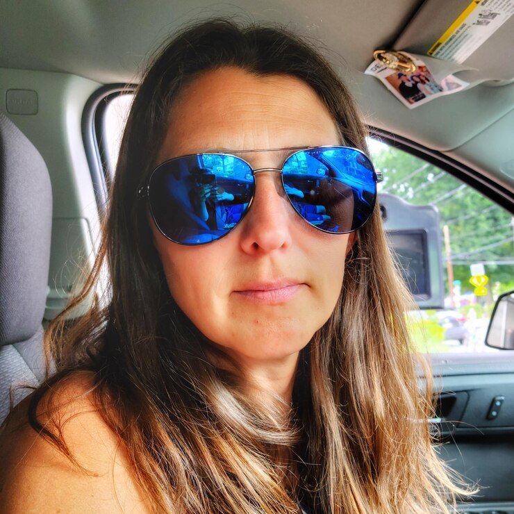 Foto retrato de uma jovem no carro