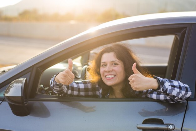 Foto retrato de uma jovem no carro