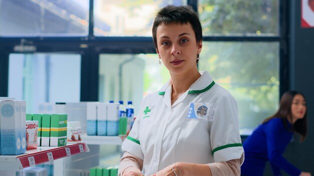 Foto retrato de uma jovem no laboratório