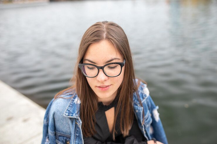 Foto retrato de uma jovem no lago