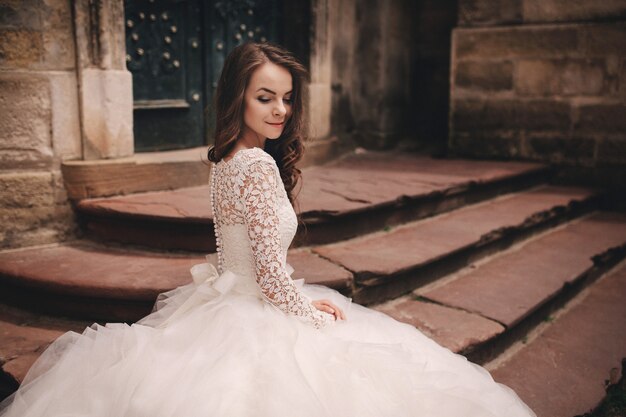 Retrato de uma jovem noiva linda em um vestido de noiva branco