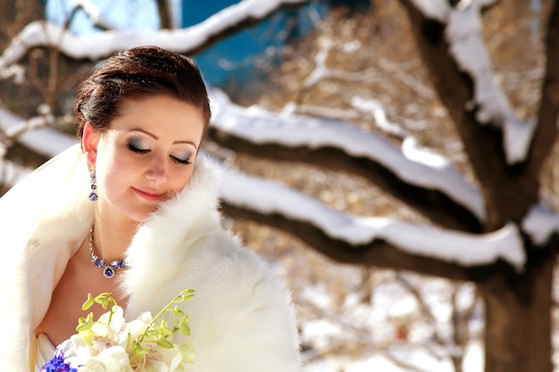 Retrato de uma jovem noiva no inverno noiva no parque no inverno