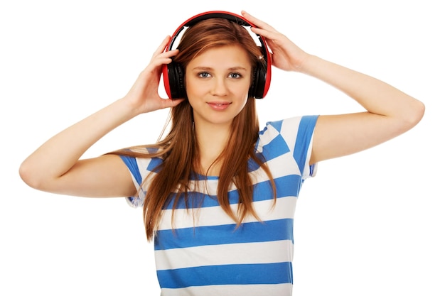 Foto retrato de uma jovem ouvindo música contra um fundo branco