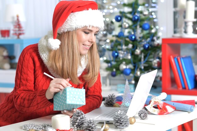 Retrato de uma jovem pensativa se preparando para o Natal