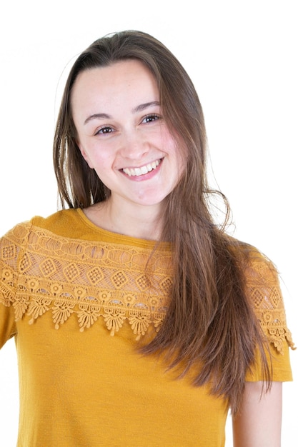 Retrato de uma jovem pensativa vestida de camisa amarela