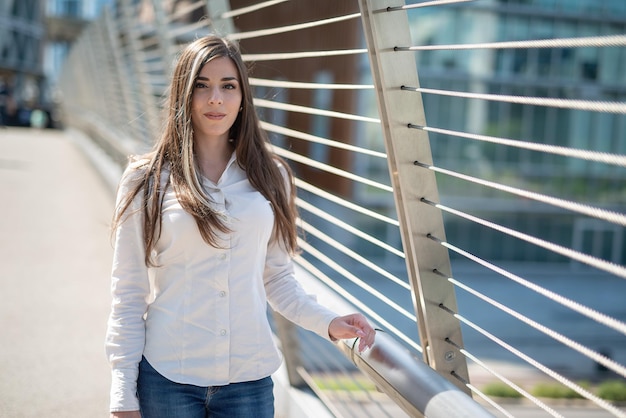 Retrato de uma jovem perto de uma ponte