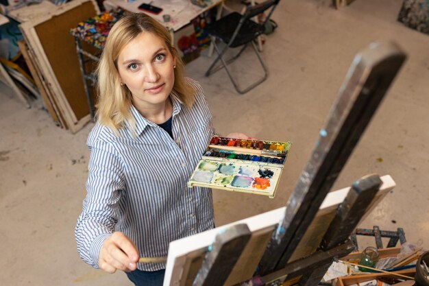 Retrato de uma jovem pintando um quadro