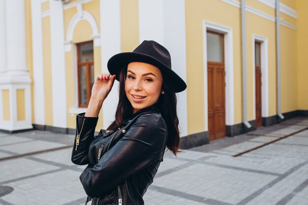 retrato de uma jovem posando na cidade