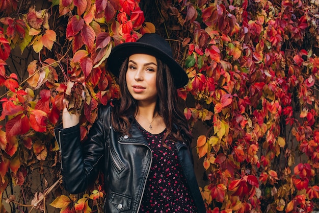 Foto retrato de uma jovem posando na cidade