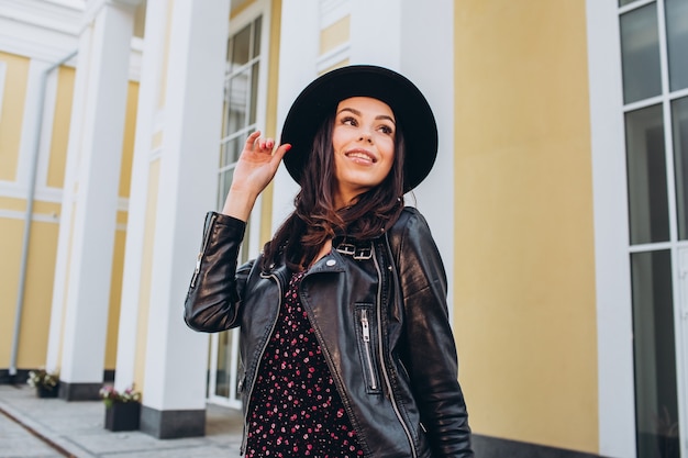 retrato de uma jovem posando na cidade