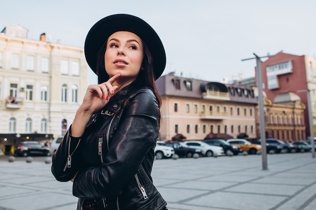 retrato de uma jovem posando na cidade