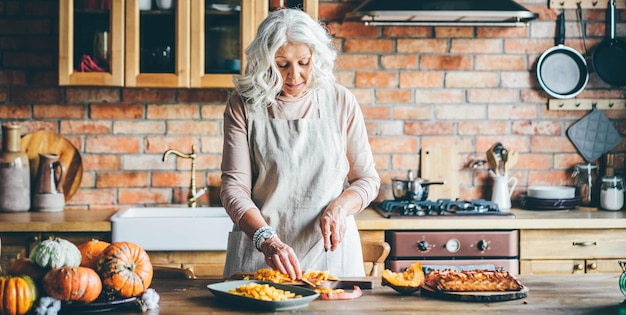 Retrato de uma jovem preparando comida em casa