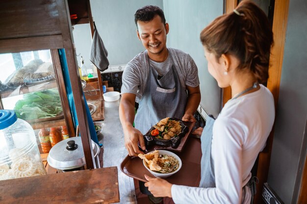 Foto retrato de uma jovem preparando comida em casa