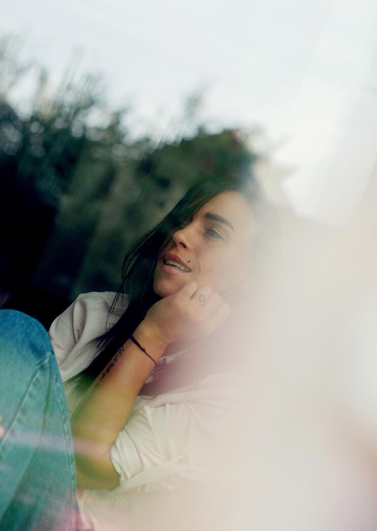 Foto retrato de uma jovem que olha para outro lado