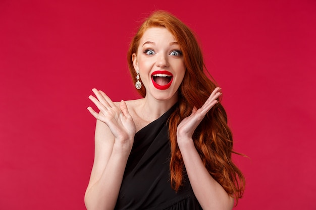 retrato de uma jovem ruiva com cabelo natural longo encaracolado vermelho