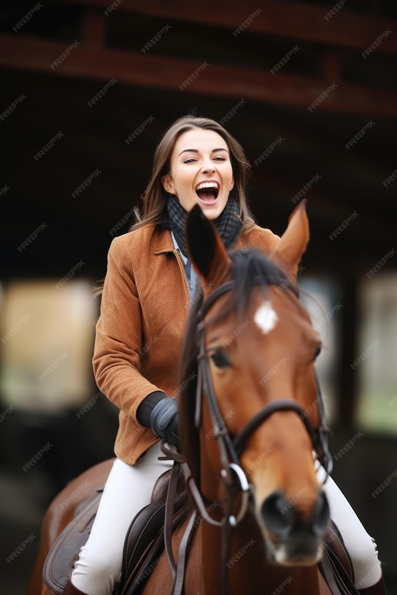 Jovem mostra pulando com cavalo - Fotos de arquivo #14202335