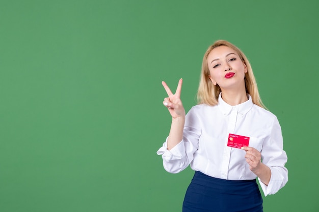 retrato de uma jovem segurando cartão de crédito parede verde negócios professor banco escola