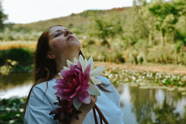 Foto retrato de uma jovem segurando flores