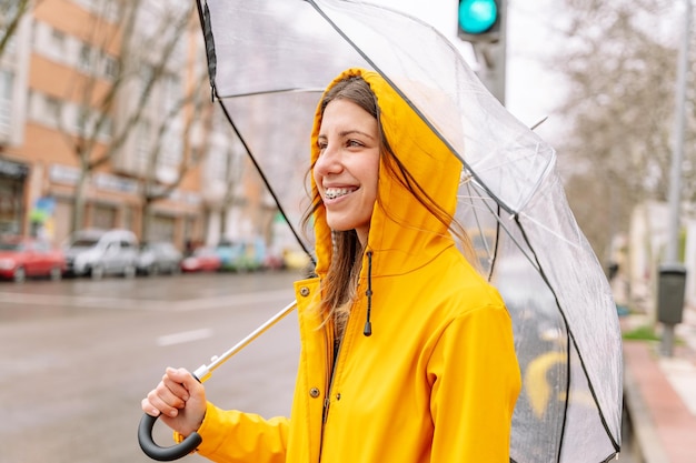 Retrato de uma jovem segurando um guarda-chuva