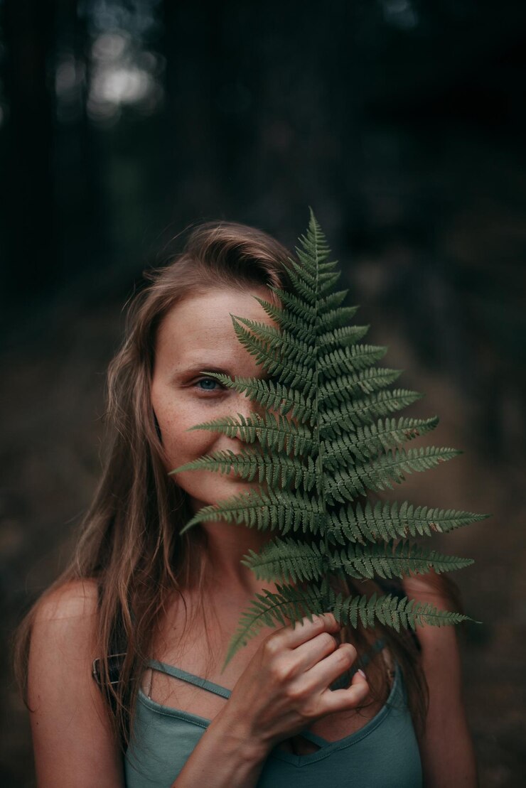 Foto retrato de uma jovem segurando um pinheiro