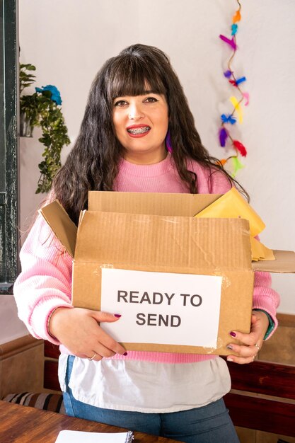 Foto retrato de uma jovem segurando um presente