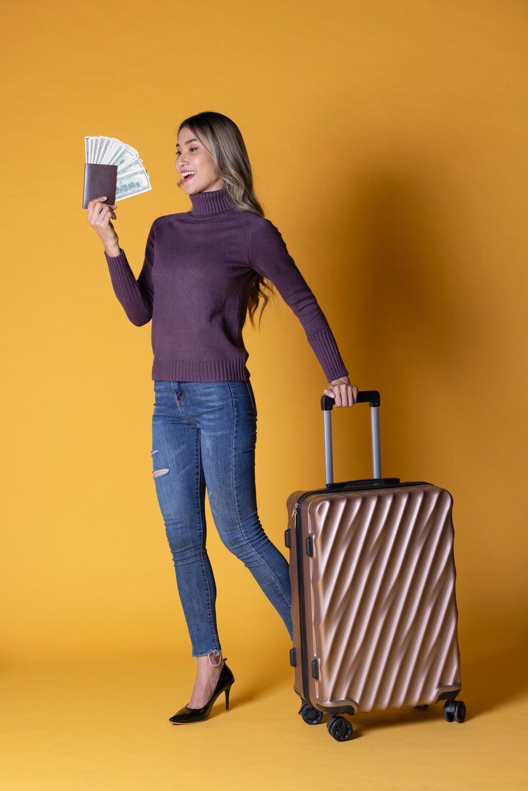 Foto retrato de uma jovem segurando uma caixa enquanto está de pé contra um fundo amarelo