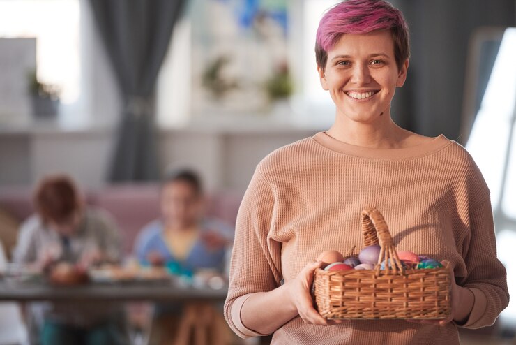 Retrato de uma jovem segurando uma cesta com ovos de Páscoa e sorrindo para a câmera com as crianças ao fundo