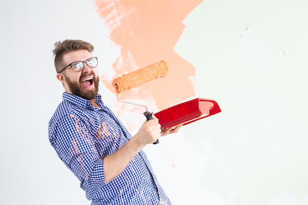 Foto retrato de uma jovem segurando uma garrafa contra um fundo branco