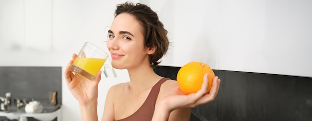 Foto retrato de uma jovem segurando uma maçã