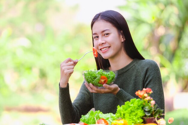 Retrato de uma jovem segurando uma salada