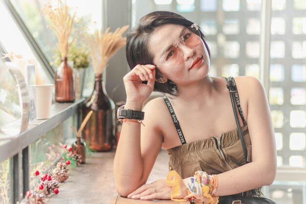 Retrato de uma jovem sentada à mesa em casa
