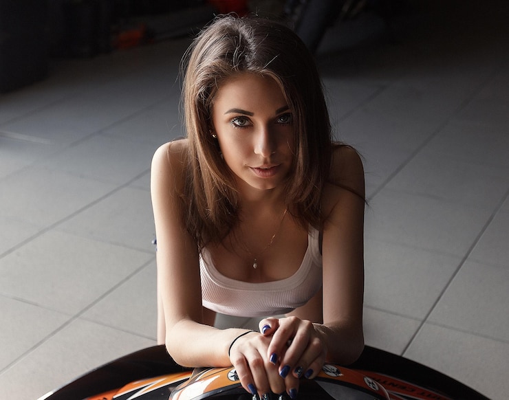 Foto retrato de uma jovem sentada à mesa em casa