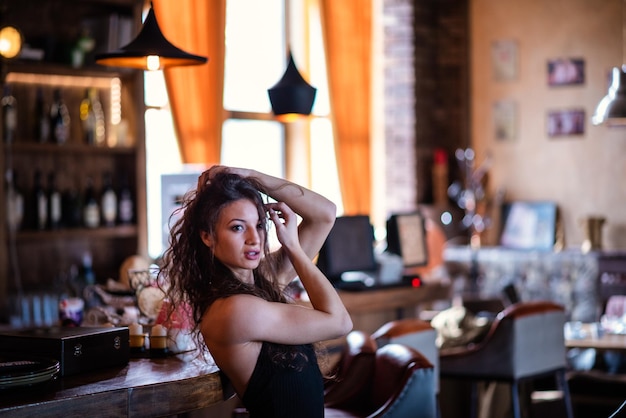 Foto retrato de uma jovem sentada à mesa