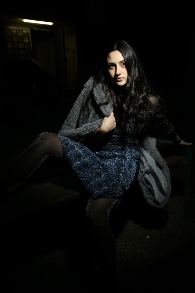 Foto retrato de uma jovem sentada em casa