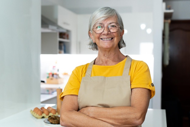 Foto retrato de uma jovem sentada em casa