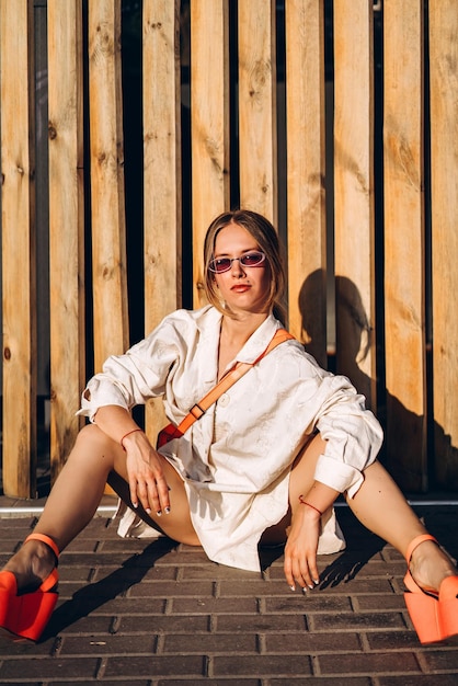 Foto retrato de uma jovem sentada em madeira